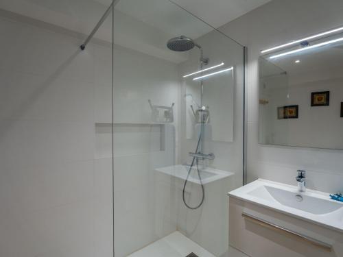 Ένα μπάνιο στο Appartement T3 proche océan, Biscarrosse Plage, pour 6, parking - FR-1-319-606