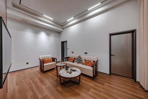 a living room with a couch and a table at Lishè Hotel in Pingyao