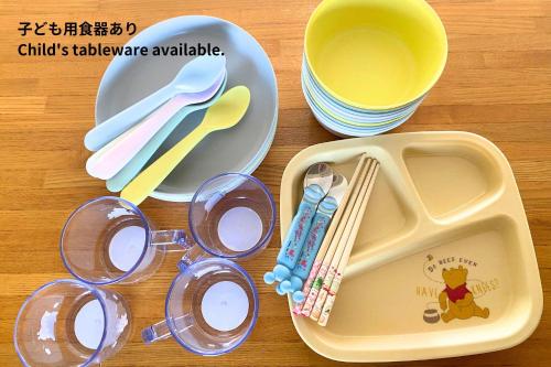 a lunch box with chopsticks and a cup of juice at 一棟貸し別荘 mitt house inn in Numata
