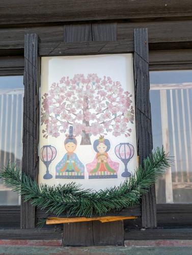 a picture in a window with a tree with flowers at 九十九里 人気の古民家宿 羽琉の里はるのさとでバーベキューとトランポリン in Kido