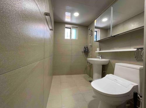 a bathroom with a toilet and a sink at Iee Sang House Room 3, 4 queen beds #COEX #Plastic surgery #Hospital #Lotte World #Free parking #Family #Friends in Seoul