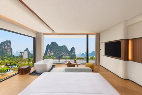 Ένα ή περισσότερα κρεβάτια σε δωμάτιο στο voco Guilin Yangshuo