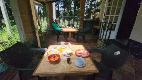 een man aan een tafel op een patio bij Eco Paria Lodge in Monterrey