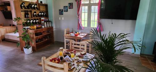 een woonkamer met een tafel met eten erop bij Eco Paria Lodge in Monterrey