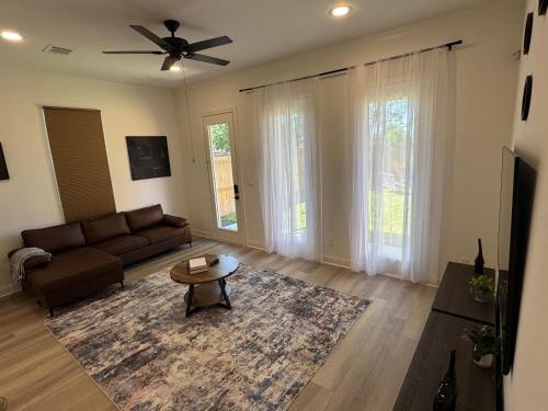 Televisyen dan/atau pusat hiburan di Modern 2 Bedroom All-En-Suite Near Downtown with EV Socket