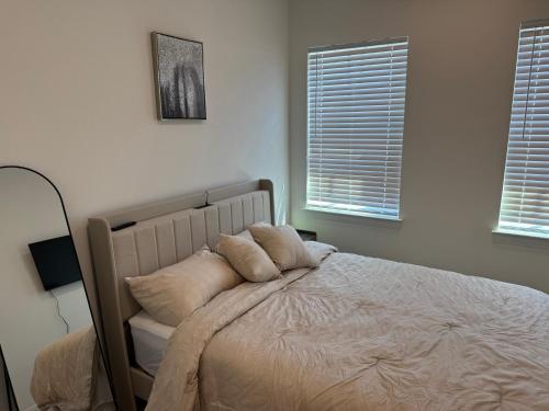 Katil atau katil-katil dalam bilik di Modern 2 Bedroom All-En-Suite Near Downtown with EV Socket