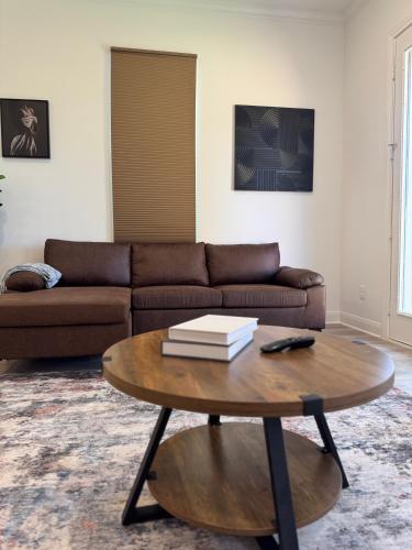Ruang duduk di Modern 2 Bedroom All-En-Suite Near Downtown with EV Socket