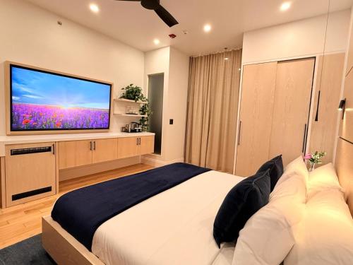 TV a/nebo společenská místnost v ubytování Cribs on Main