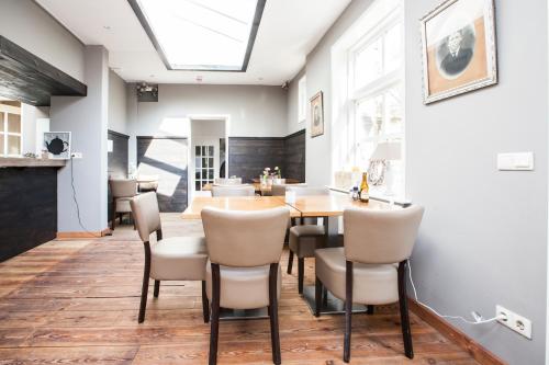 uma sala de jantar com mesa e cadeiras em Klooster Nieuwkerk Goirle em Goirle