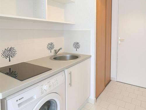 une cuisine avec un évier et une machine à laver dans l'établissement Studio en RDC avec Jardin Privatif et Piscine, à 50m de la Plage - Saint-Cyprien - FR-1-732-6, à Saint-Cyprien