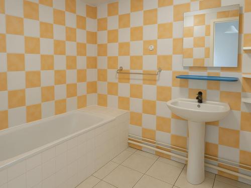 une salle de bain avec un lavabo et une baignoire dans l'établissement T2 lumineux au Racou avec piscine et parking, 100m de la plage - Argelès-sur-Mer - FR-1-732-7, à Argelès-sur-Mer