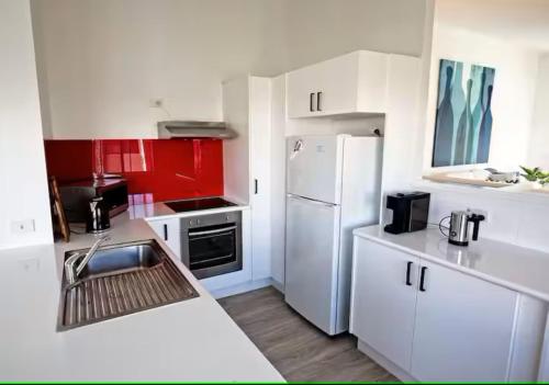 Dapur atau dapur kecil di Lazy Days by Stay Noosa