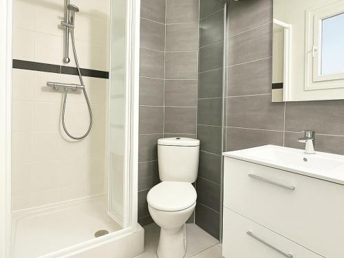 une salle de bain avec toilettes et douche dans l'établissement Charmant T2 climatisé rénové, proche plage et commerces à Argelès-sur-Mer, avec balcon et parking privé - FR-1-732-68, à Argelès-sur-Mer