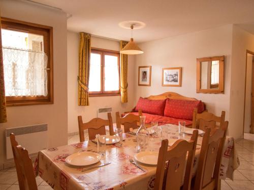 une salle à manger avec une table et un canapé dans l'établissement Appartement cosy à Aussois, 6 personnes, parking inclus - FR-1-508B-11, à Aussois