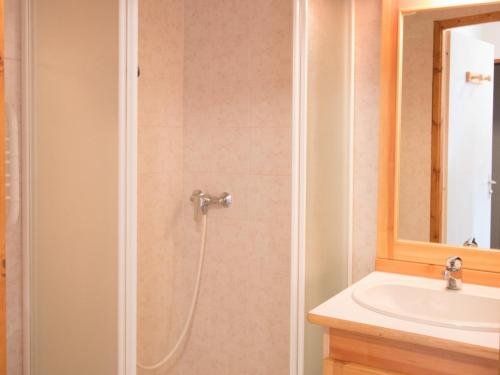 une salle de bain avec douche et lavabo dans l'établissement Appartement cosy à Aussois, 6 personnes, parking inclus - FR-1-508B-11, à Aussois