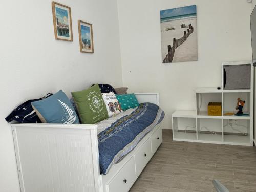 - un lit blanc avec des oreillers dans la chambre dans l'établissement Studio 2 pers, accès direct plage Les Sables-d'Olonne - FR-1-197-623, à Les Sables-dʼOlonne