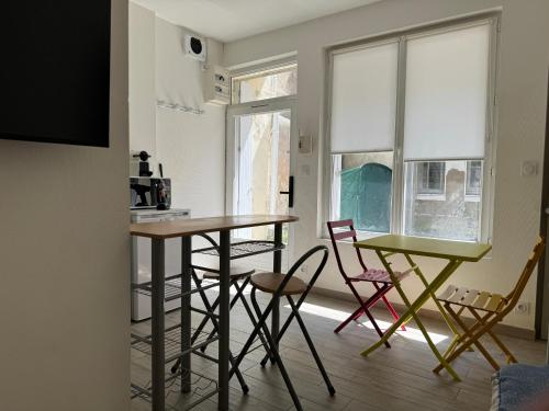 une cuisine avec une table et des chaises dans une pièce dans l'établissement Studio 2 pers, accès direct plage Les Sables-d'Olonne - FR-1-197-623, à Les Sables-dʼOlonne