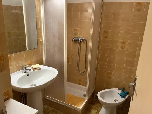 une salle de bain avec une douche, un lavabo et des toilettes dans l'établissement Villa Climatisée 6 Pers - Proche Port & Village - Parking Privé - FR-1-796-88, à Gruissan