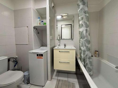 une salle de bain avec un lavabo, des toilettes et une douche dans l'établissement Appartement 2 pièces avec terrasse et vue piscine à Cannes la Bocca - FR-1-609-112, à Cannes
