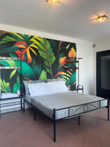 a bed in a room with a painting on the wall at Panorama in Someraro