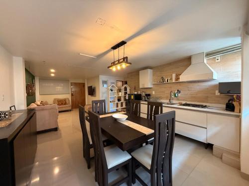 a kitchen and dining room with a table and chairs at Cerca Foro Sol GNP y Aeropuerto in Mexico City
