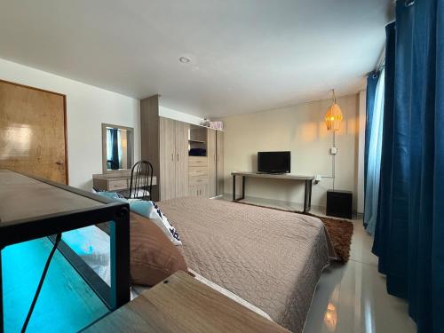 a hotel room with a bed and a television at Cerca Foro Sol GNP y Aeropuerto in Mexico City