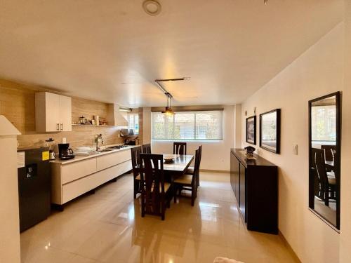 a kitchen and dining room with a table and chairs at Cerca Foro Sol GNP y Aeropuerto in Mexico City