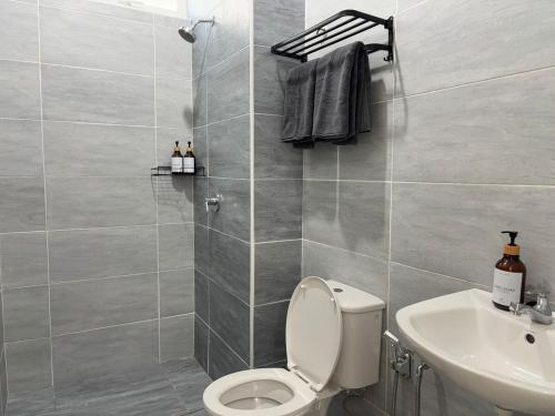 une salle de bains avec toilettes et lavabo dans l'établissement Olive Homestay SP Saujana 5 Bedrooms 6 Toilets Mus lim Friendly, à Sungai Petani