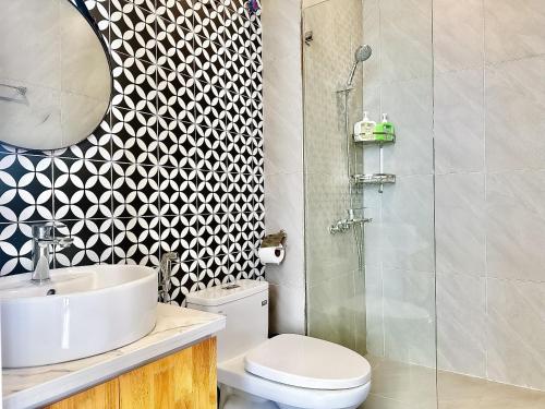a bathroom with a toilet and a sink and a shower at ANVI HOUSE - Vinhomes Marina Hải Phòng in Xóm Niêm