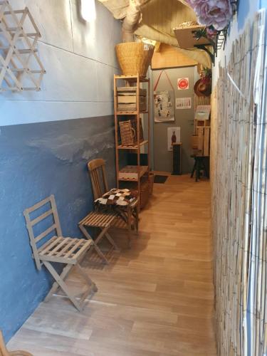 une chambre avec deux chaises et une étagère dans l'établissement STUDIO ENTRE MER et FORET, à Campagne-lès-Hesdin