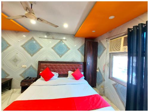 Cama o camas de una habitación en HOTEL# KRISHNA PALACE Near Railway Station -Free Wi-fi and Parking Facilities - A Top Rated Hotel