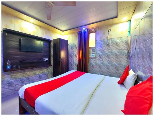 Cama o camas de una habitación en HOTEL# KRISHNA PALACE Near Railway Station -Free Wi-fi and Parking Facilities - A Top Rated Hotel