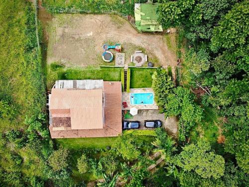 Kolam renang di atau dekat dengan Casa de campo Domeni rustica e próximo a cidade de Juiz de Fora MG