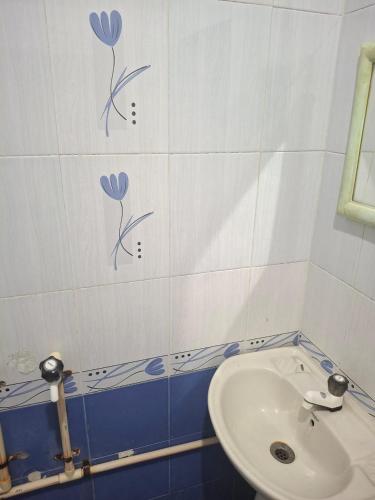 a bathroom with a toilet and a sink at Budget Friendly Rooms in Coorg in Jāmb