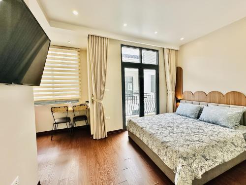 a bedroom with a large bed and a window at ANVI HOUSE - Vinhomes Marina Hải Phòng in Xóm Niêm