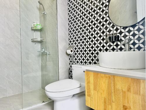 a bathroom with a toilet and a sink and a shower at ANVI HOUSE - Vinhomes Marina Hải Phòng in Xóm Niêm