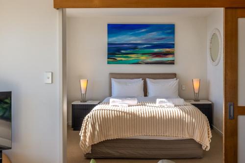 Apartment on the Beach located at The Sandsにあるベッド