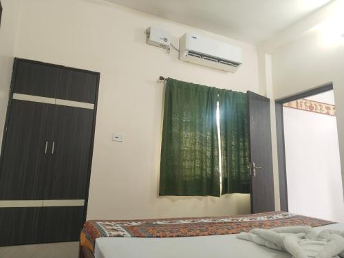 Ένα ή περισσότερα κρεβάτια σε δωμάτιο στο Udita Homestay Prayas