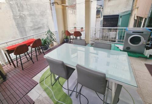 Posezení v ubytování Lushstay Hanoi - Train Street Hostel