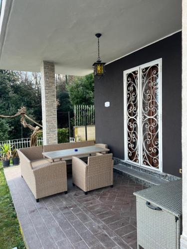 a patio with a ping pong table and wicker chairs at Panorama in Someraro