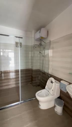 a bathroom with a shower and a toilet and a sink at Dalat Healing House - Villa Săn Mây Siêu Đỉnh in Da Thanh