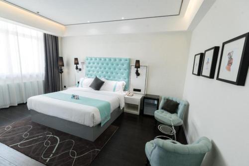 a bedroom with a large bed and a chair at Xana Hotelle Xi'an GONG IP South Gate of Zhonglou in Xi'an