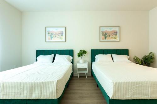 zwei Betten nebeneinander in einem Zimmer in der Unterkunft Elegant & Charming 2BR Apartment in Glendale