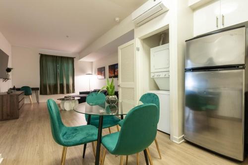 ein Wohnzimmer mit einem Tisch und grünen Stühlen in der Unterkunft Elegant & Charming 2BR Apartment in Glendale