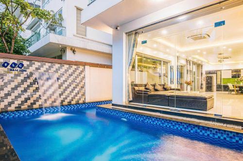 een zwembad voor een huis bij Villa NT119 FLC Sầm Sơn in Sầm Sơn