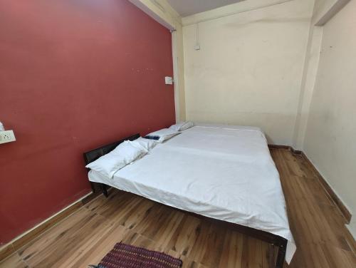 Postel nebo postele na pokoji v ubytování Jhusi Hotel & Restaurant
