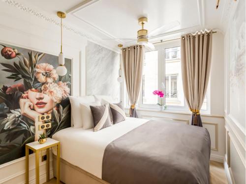 - une chambre avec un lit et une peinture d'une femme dans l'établissement Merveil - Luxury Suite - Marais - Poissonniere, à Paris