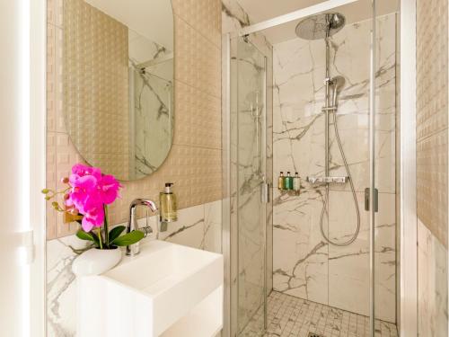 une salle de bain avec un lavabo et une douche dans l'établissement Merveil - Luxury Suite - Marais - Poissonniere, à Paris