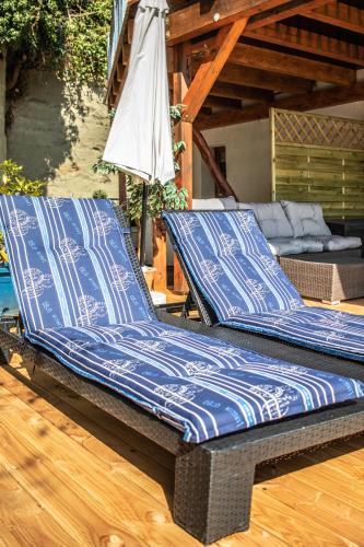 two beds sitting on a wooden floor with an umbrella at Gästehaus zum Felsen in Überlingen