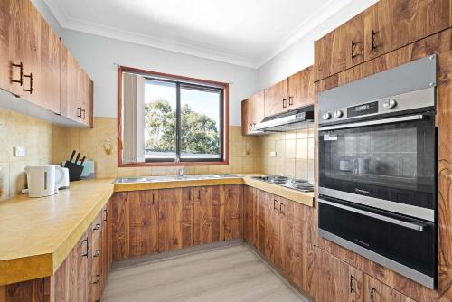 Dapur atau dapur kecil di Double Room in Belmore - Ideal Stay with Great Convenience - Shared Bathroom